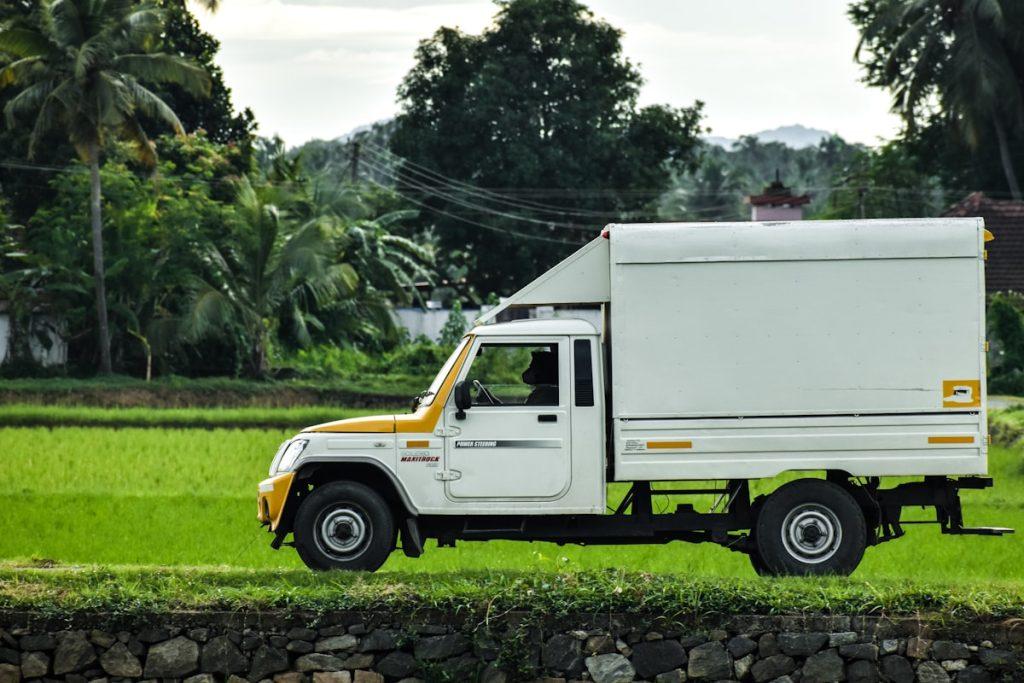 Moving truck for interstate packers and movers charges from Mumbai to Delhi